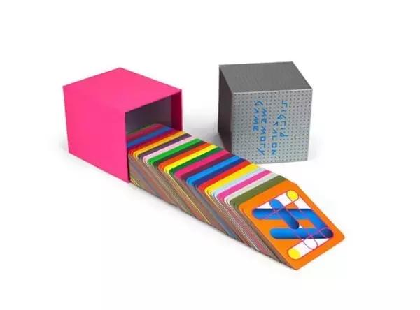 小朋友把手放下去捡玩具,小朋友把手放玩具