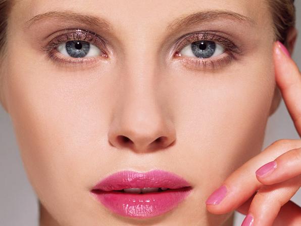 脸上起皮干燥有碎屑该怎样处理,脸上起皮抹什么药膏