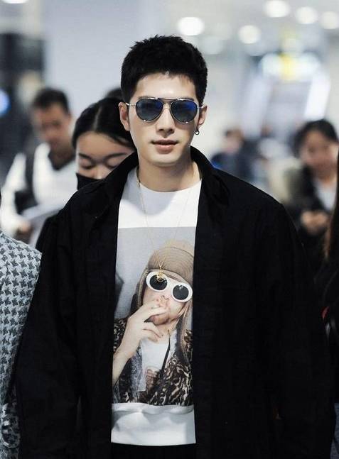 陈学东机场“板寸头”，引领17春男士发型新时尚