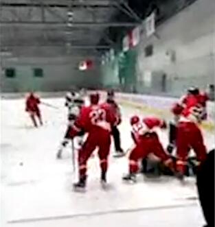 中国冰球选手狂打韩国选手,中国冰球狂揍韩国选手