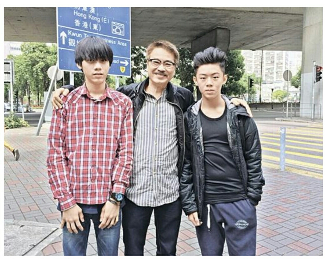 64岁吴孟达近照，暴瘦，遗嘱已立好，儿子稳重帅气