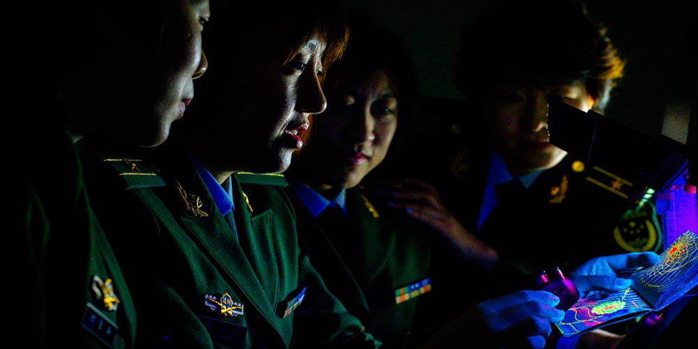 济南交警严查三轮车闯禁区,交警查处黑摩的视频