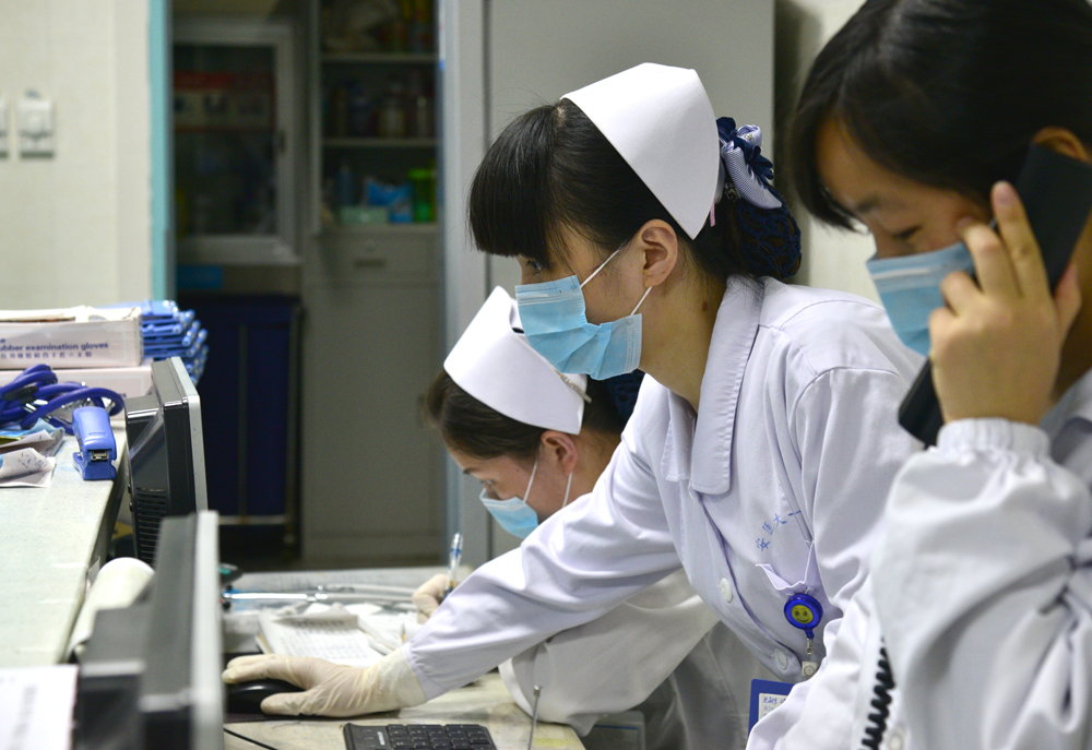 女孩患病昏迷进重症,女子住院奄奄一息