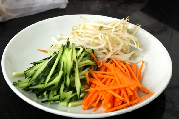 油泼面的做法简单又方便,油泼面的家常做法视频教程