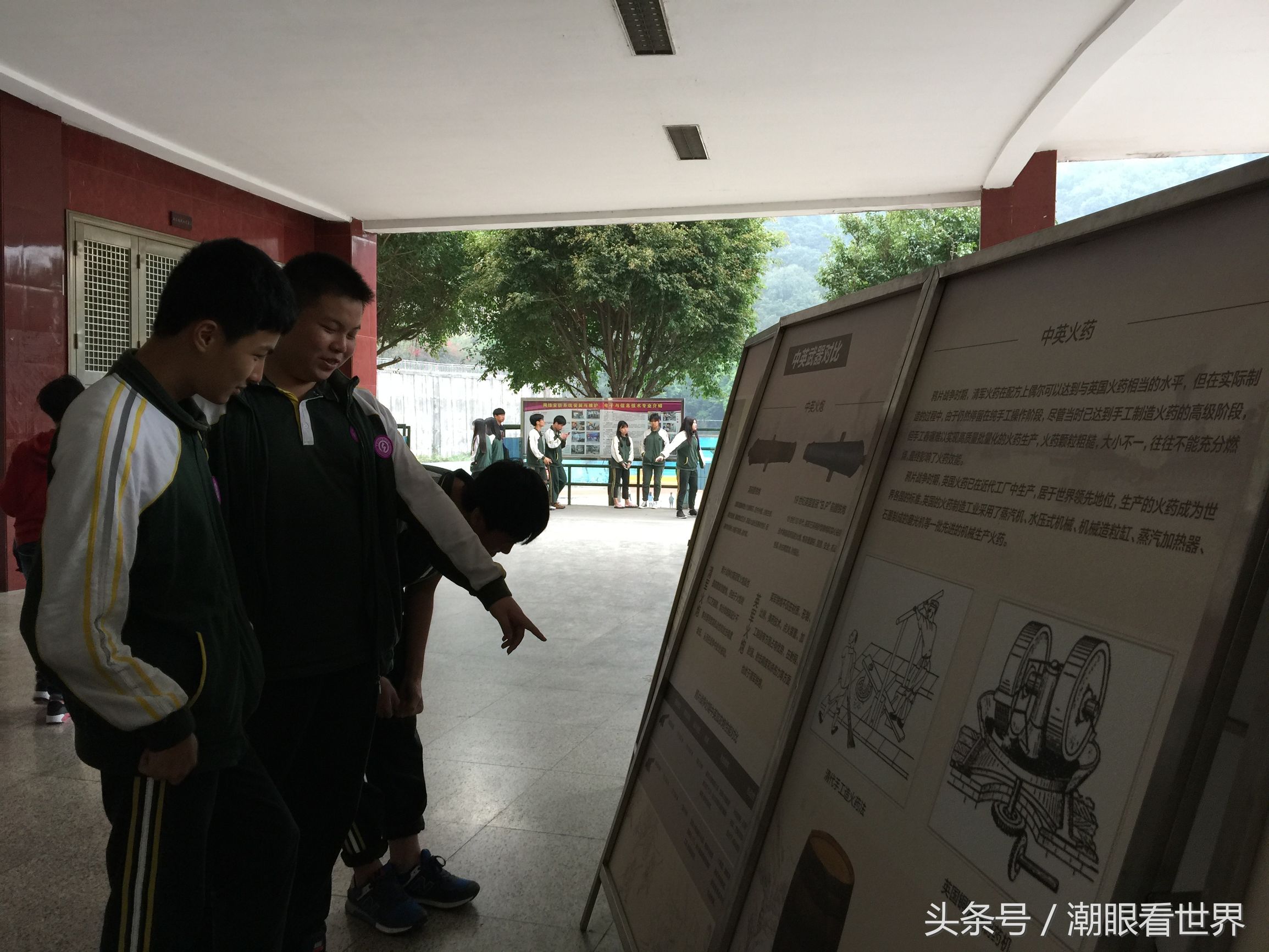 *片鸦**战争博物馆禁毒讲座走进纺校