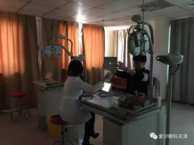 体育名嘴选择天津爱尔，全飞秒术前检查直播引万人关注