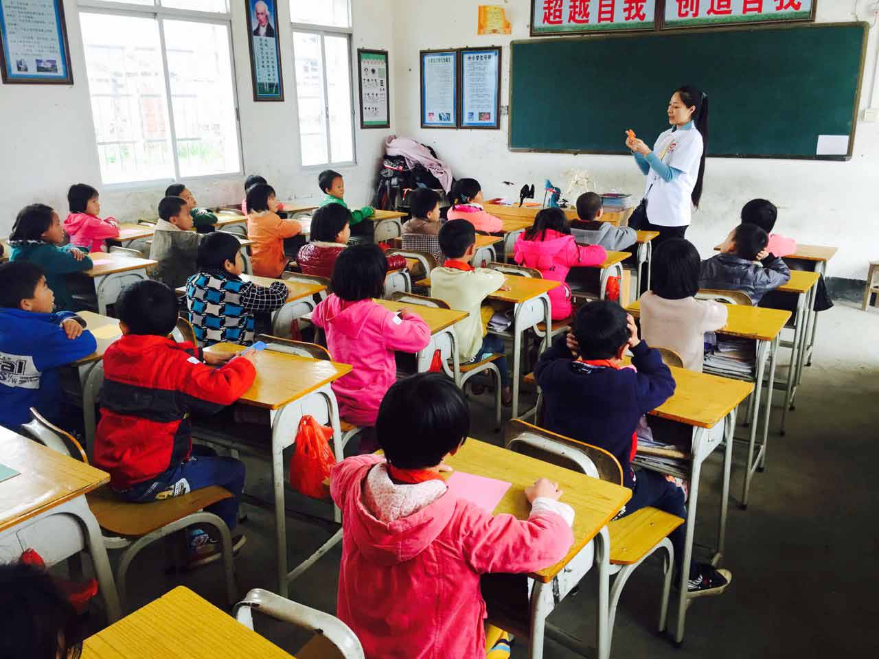 她“玩”纸六年，用纸艺让白龙重现广州聚龙古村