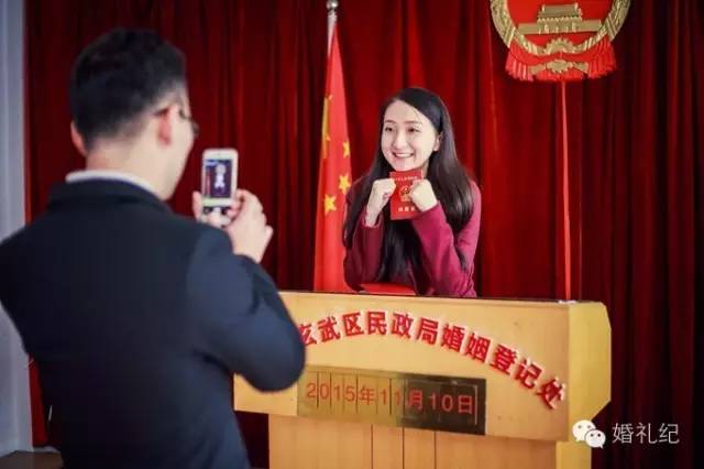 在朋友圈晒领证的那张照片,千万别学大s和奶茶妹妹!