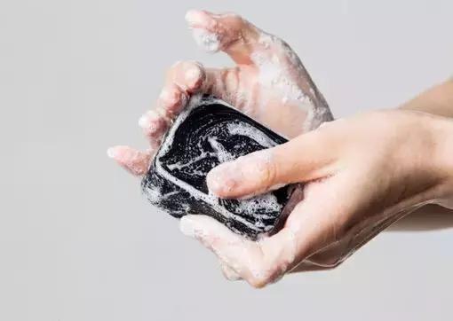 洁面皂与洗面奶洁面效果哪个好,洁面皂和洗面奶哪个对皮肤好些