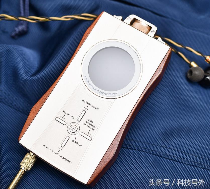 2.4寸屏+64GB+花梨木外壳，比iPhone7还逼格