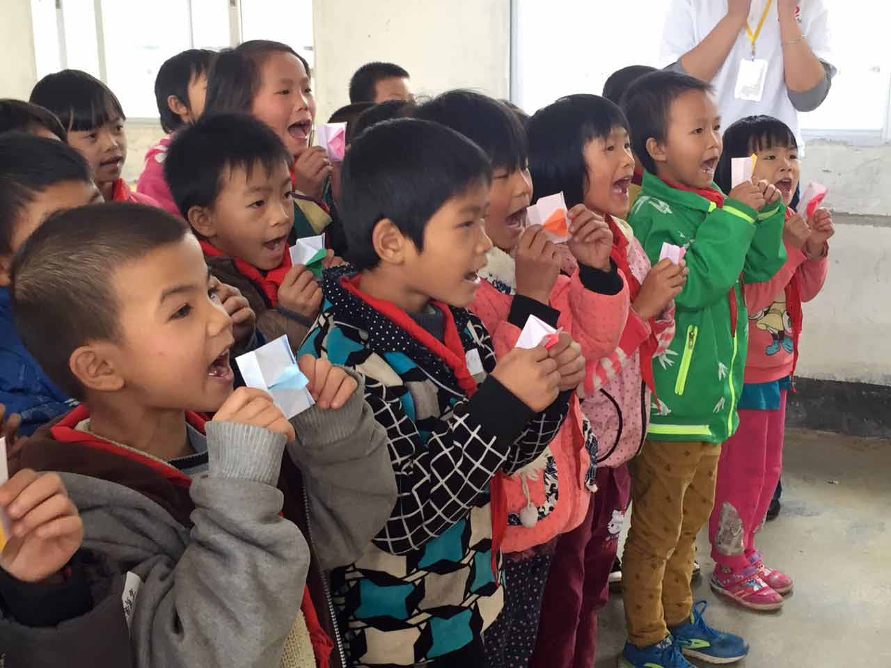 她“玩”纸六年，用纸艺让白龙重现广州聚龙古村