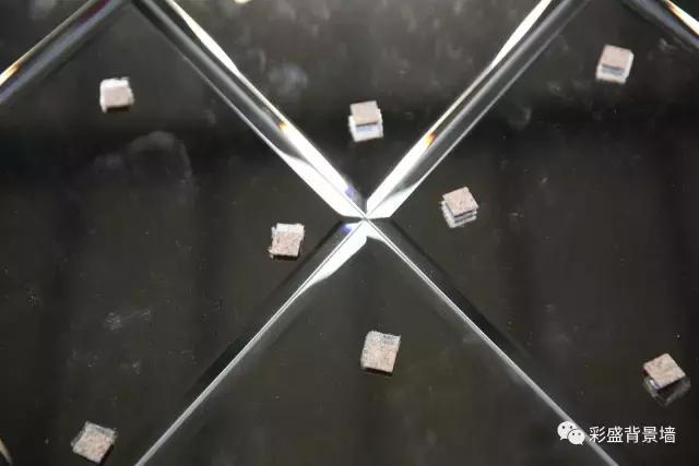 墙上挂镜子上玻璃胶怎么处理,墙壁上装大镜子一定要打玻璃胶吗