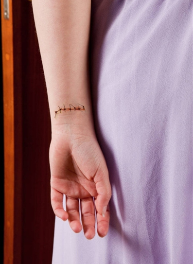 19岁女大学生失眠30晚藏入地窖自杀，被发现后接受电疗获新生