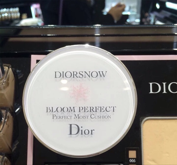 迪奥气垫和圣罗兰气垫哪个好,迪奥最火的气垫