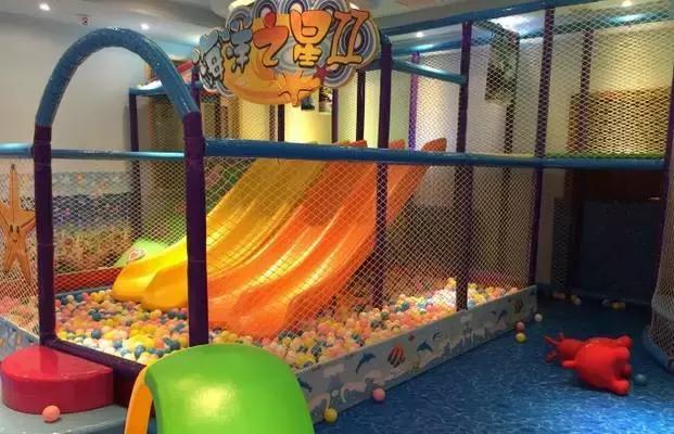 一起泡温泉的奢侈的享受,夏日一起泡温泉