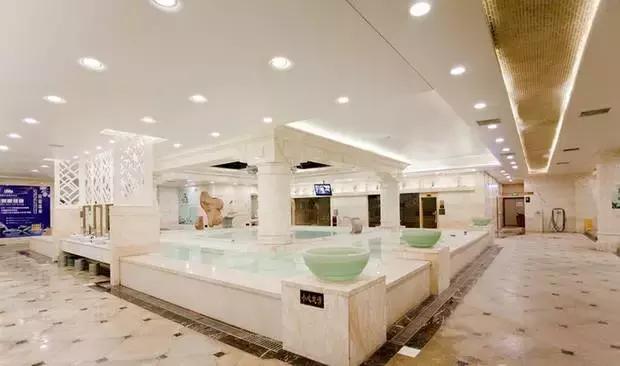 一起泡温泉的奢侈的享受,夏日一起泡温泉