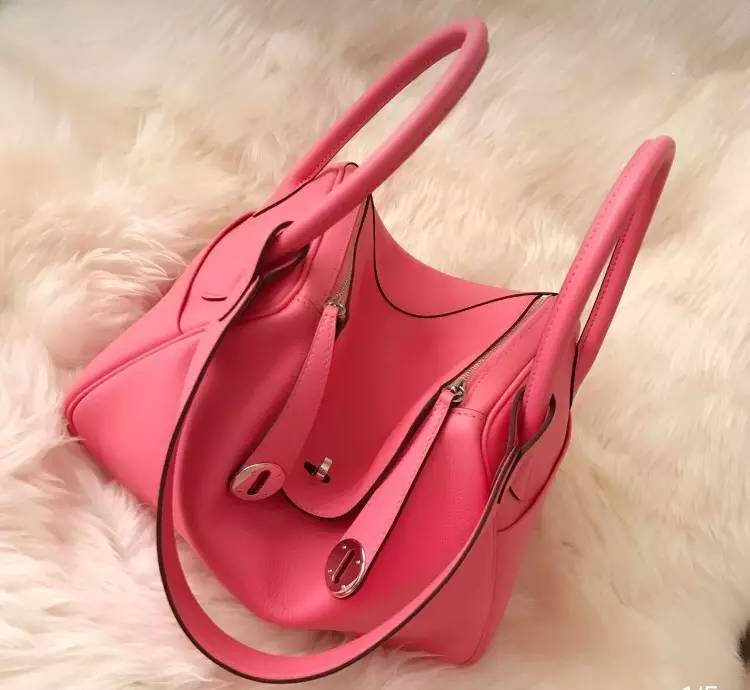 跟着艺术家学穿搭,跟艺术家学穿搭三组时髦颜色