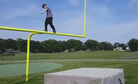 对面翻车了，但我好像还很安全