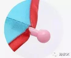 出去玩下雨穿雨衣还是打伞方便,下雨天穿上雨衣出去玩