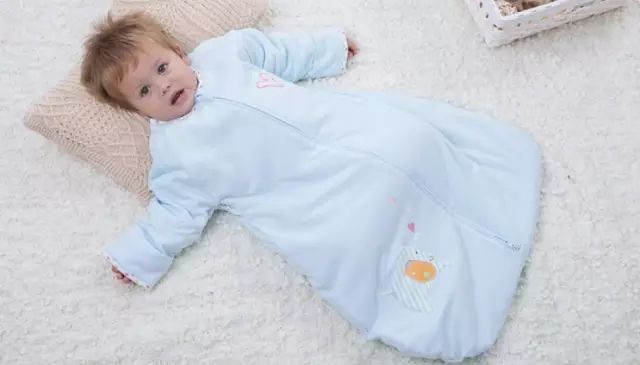 妈妈睡觉老是踢被子,宝宝晚上踢被子妈妈怎么发现