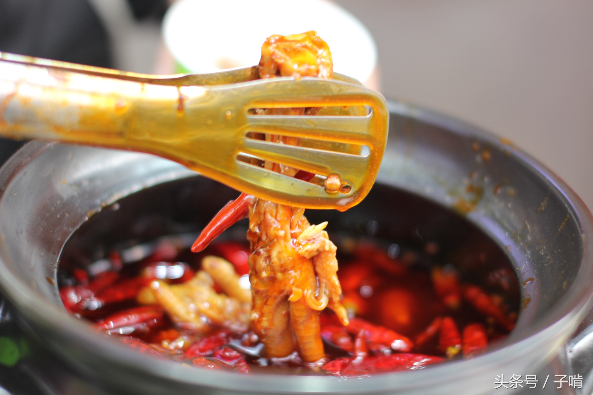 10块钱三个鸡爪,一包十几块的火锅鸡爪