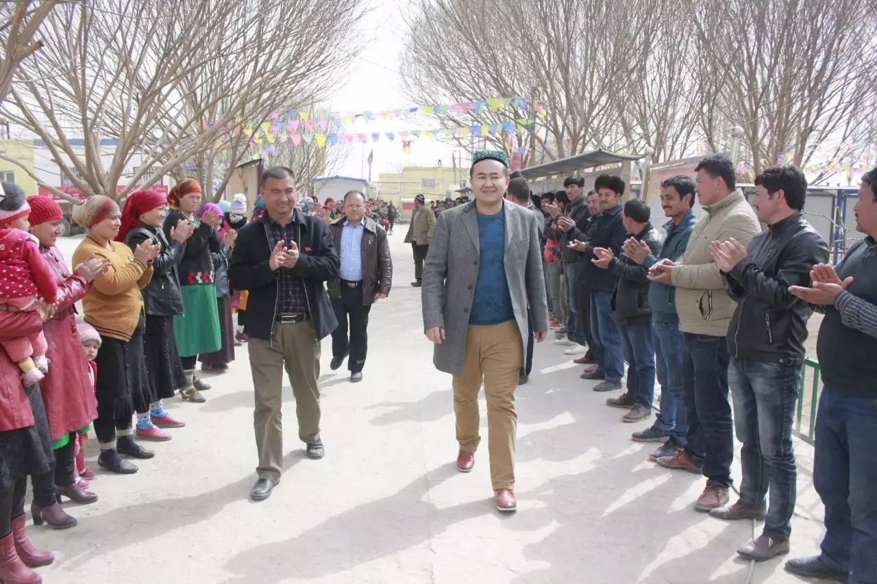 几百村民像过节一般站在村口，原来是为迎接他……