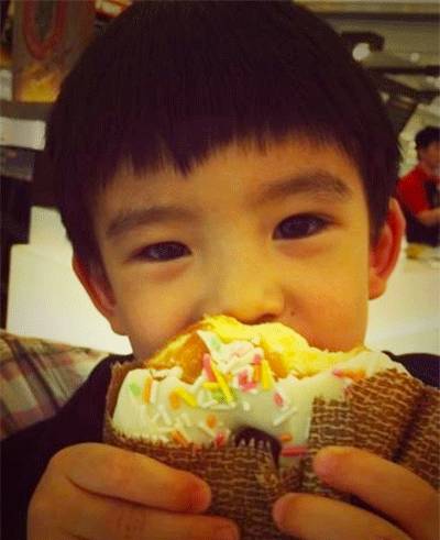 杨幂在泳池边吃苹果,在游泳馆里偶遇杨幂