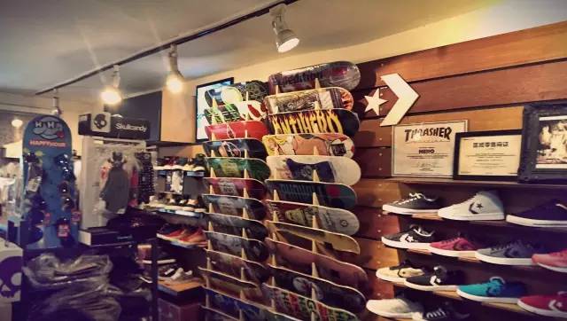 娼潵娼叮鏈嶉グ,娼潵娼叮绮惧搧绔ヨ姗辩獥