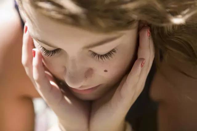 搓背把痣搓破了怎么办,洗澡搓破痣竟成癌