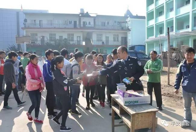 德宏交警深入偏远山区开展少数民族信教群众交通安全知识培训