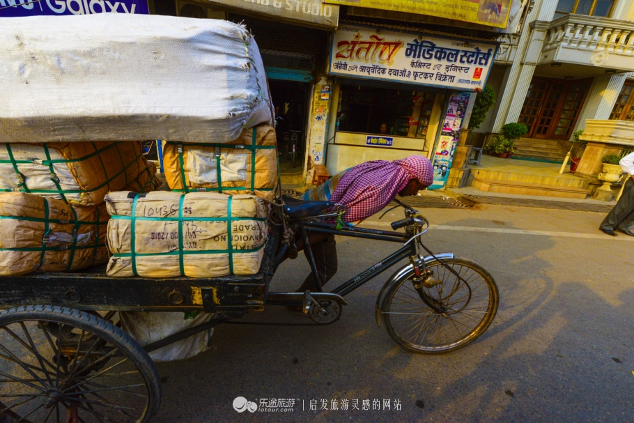 恒河祭祀,恒河夜晚宗教仪式