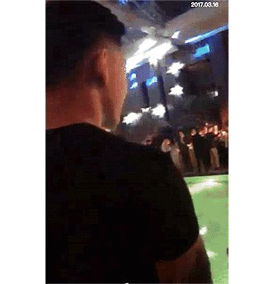 杨幂在泳池边吃苹果,在游泳馆里偶遇杨幂