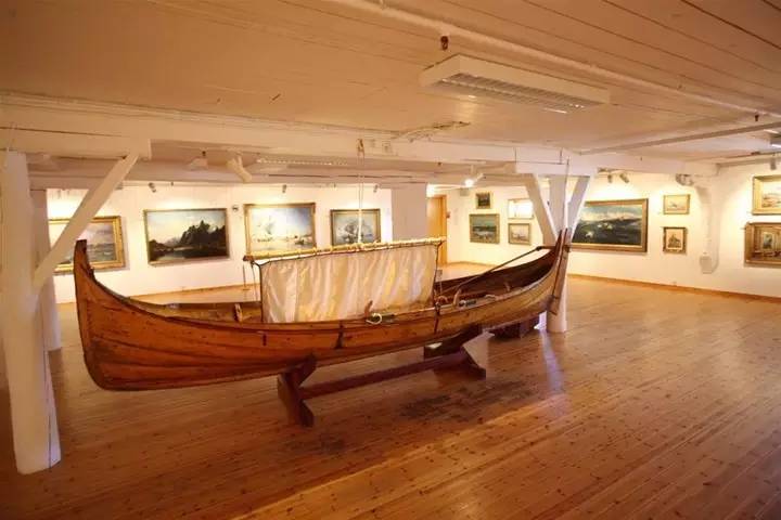 在山的那边海的那边有一群小红狗,在山的那边海的那边有一个蓝精灵