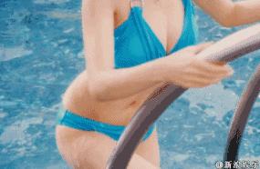 杨幂在泳池边吃苹果,在游泳馆里偶遇杨幂