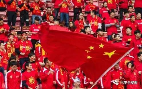 这一群中小学生像职业球员一样在踢球！