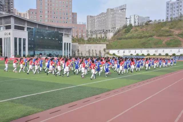 这一群中小学生像职业球员一样在踢球！