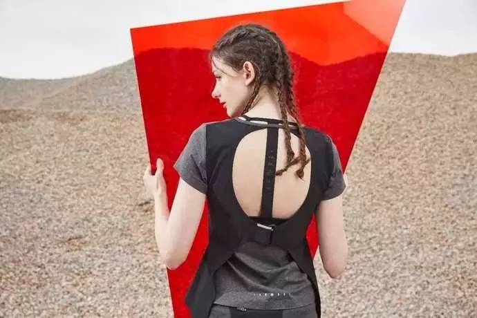 去健身房穿什么品牌的衣服有品位,穿什么运动服去健身房好