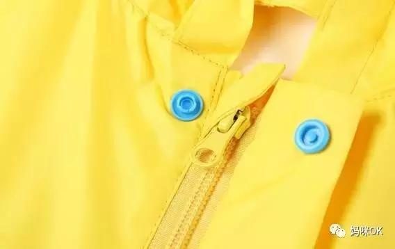出去玩下雨穿雨衣还是打伞方便,下雨天穿上雨衣出去玩