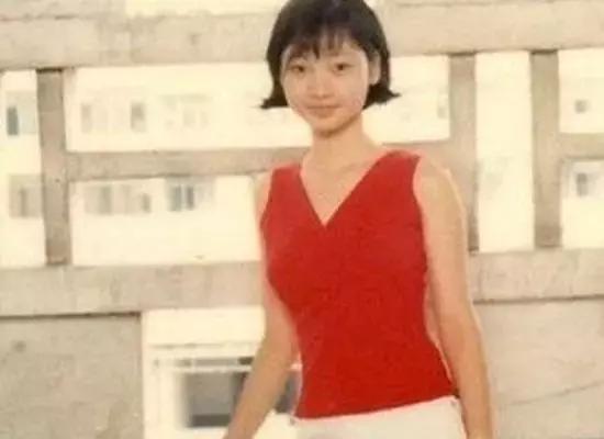 贝尔和柳岩吃蚯蚓,柳岩贝尔喝水