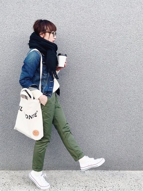 短牛仔外套如何搭配显瘦 (牛仔外套短怎么搭配好看)