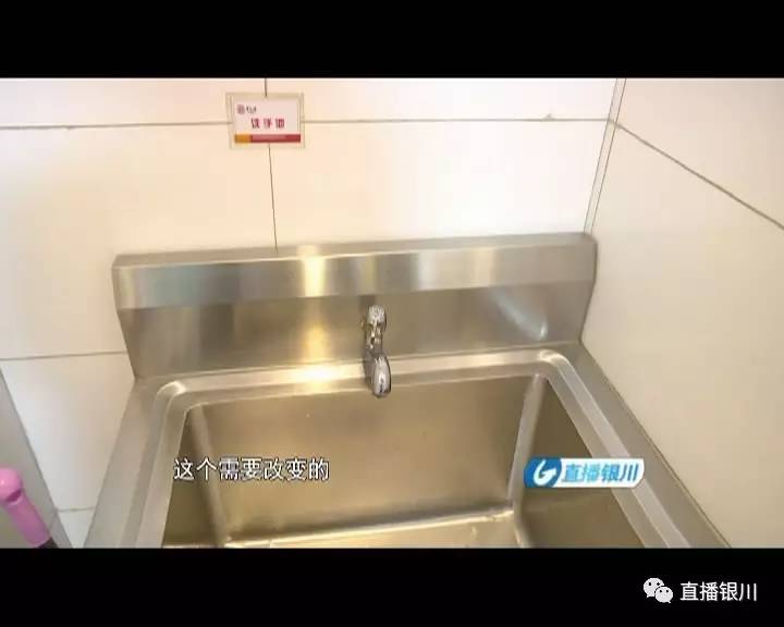 消毒液刷碗，配料变质！银川的黄记煌是否也是如此？咱去后厨看看