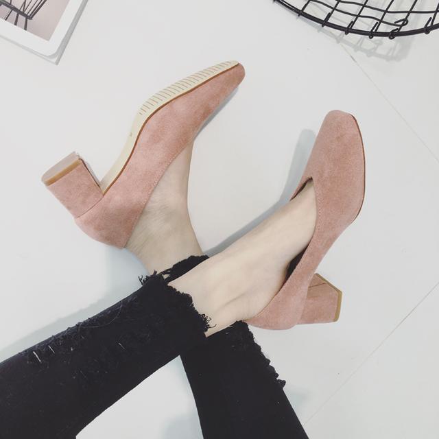 今年流行奶奶鞋,最近很火的时尚奶奶