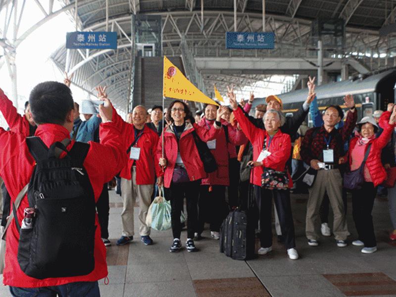 广东首次开往泰州的“花境”梦东南专列近600名游客畅游稻河湾