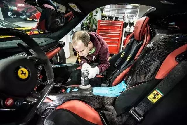 就算你月薪5万又怎样，在这儿也只够洗次车