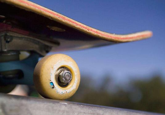 滑板新手学习滑板问题,新手玩滑板全部东西都要买什么