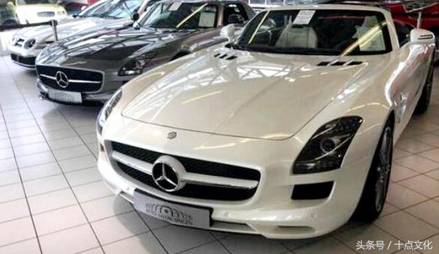 德国最著名的汽车店，屋内塞满豪车，玛莎拉蒂宾利只能停在外面