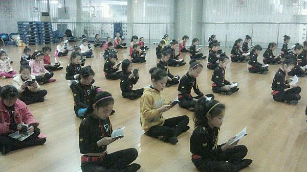 “三爱文化”是学院非常重视的教育方向《爱国爱家爱自己》