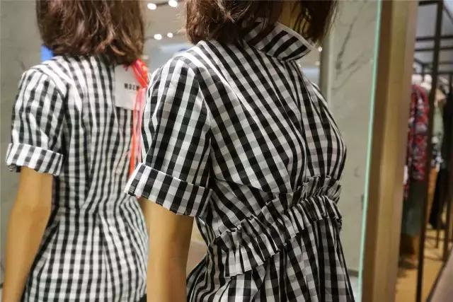 不敢去大牌店试衣服的年轻姑娘，可能永远不知道自己有多美