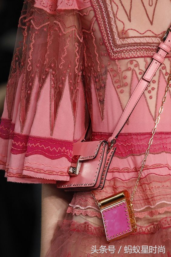 更适合年轻女孩的大牌包包,适合夏天的粉色包包推荐