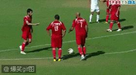 体育踢球搞笑名场面,足球运动场上的搞笑瞬间